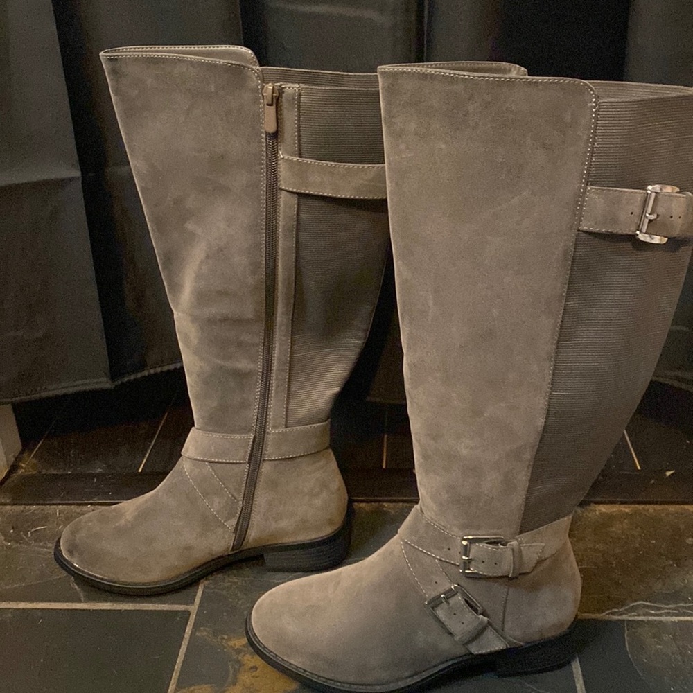 Torrid knee high grey boots.